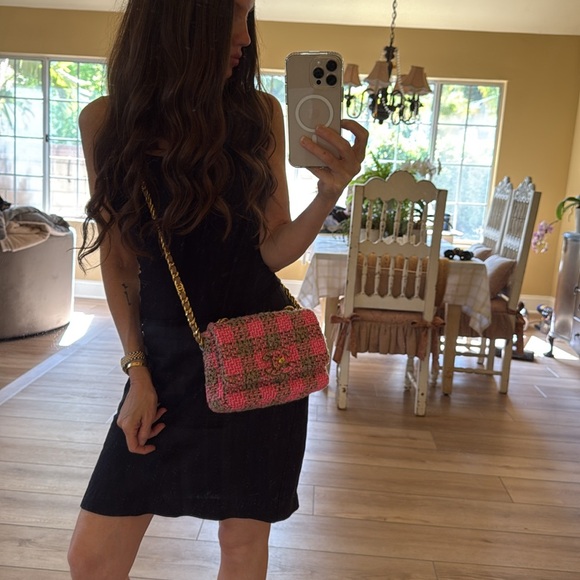 Chanel 22K pink beige tweed flap handbag with AGED hardware - Picture 12 of 13